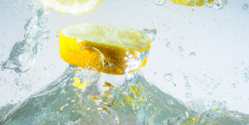 Wasser mit Zitrone oder Apfelessig